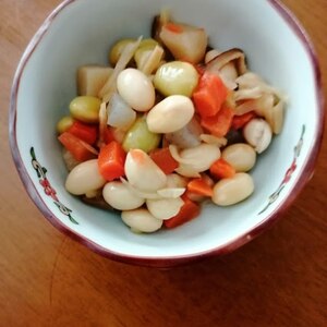 スプーンで食べる、大豆と野菜のサラダ